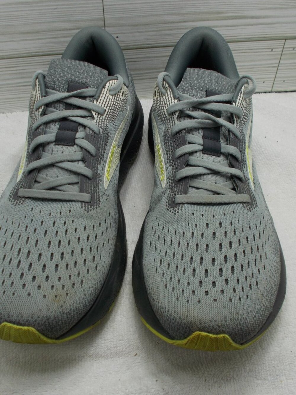 Brooks Gray Running Shoes Ghost 16 with Pale Yellow Logo - Picture 3 of 6